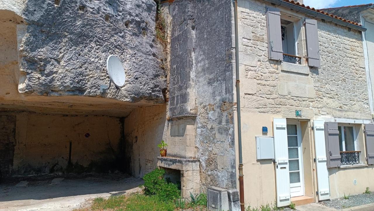 Meuble De Tourisme Petit Chail Saint Savinien Exteriör bild